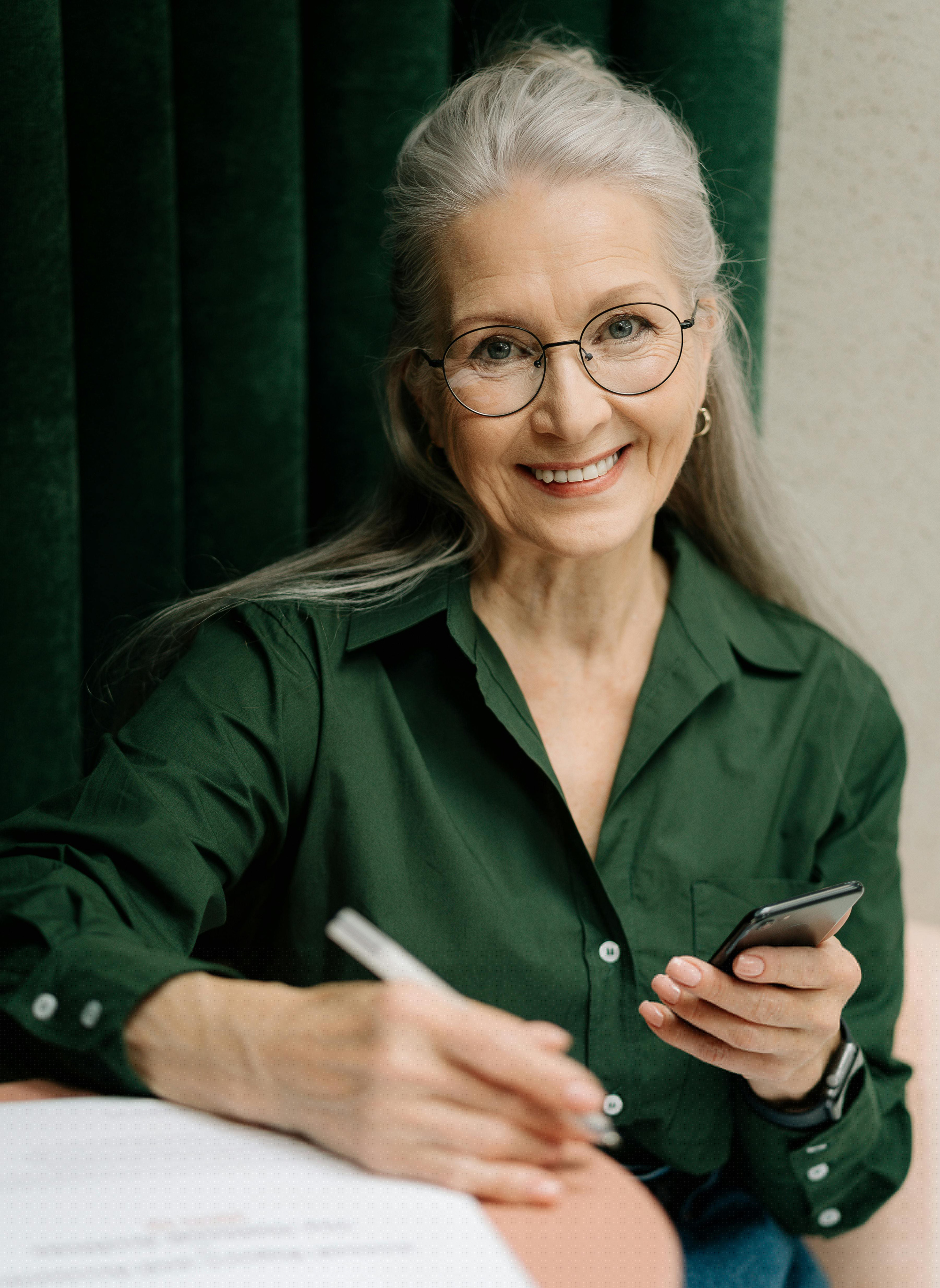 Signora che scrive con lenti bifocali